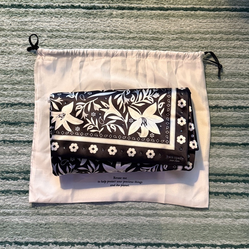 🆕 Kate Spade fold bandana printed clutch - Picture 2 of 8